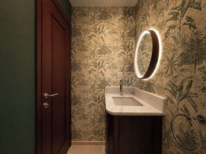Regadera, secadora de cabello, bidet, toallas 