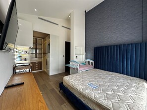 4 bedrooms, iron/ironing board, free WiFi, bed sheets