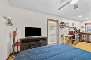 Room - Cindy's 1-bed Cabin Fire pit 5 min to sister springs (Crystal River)