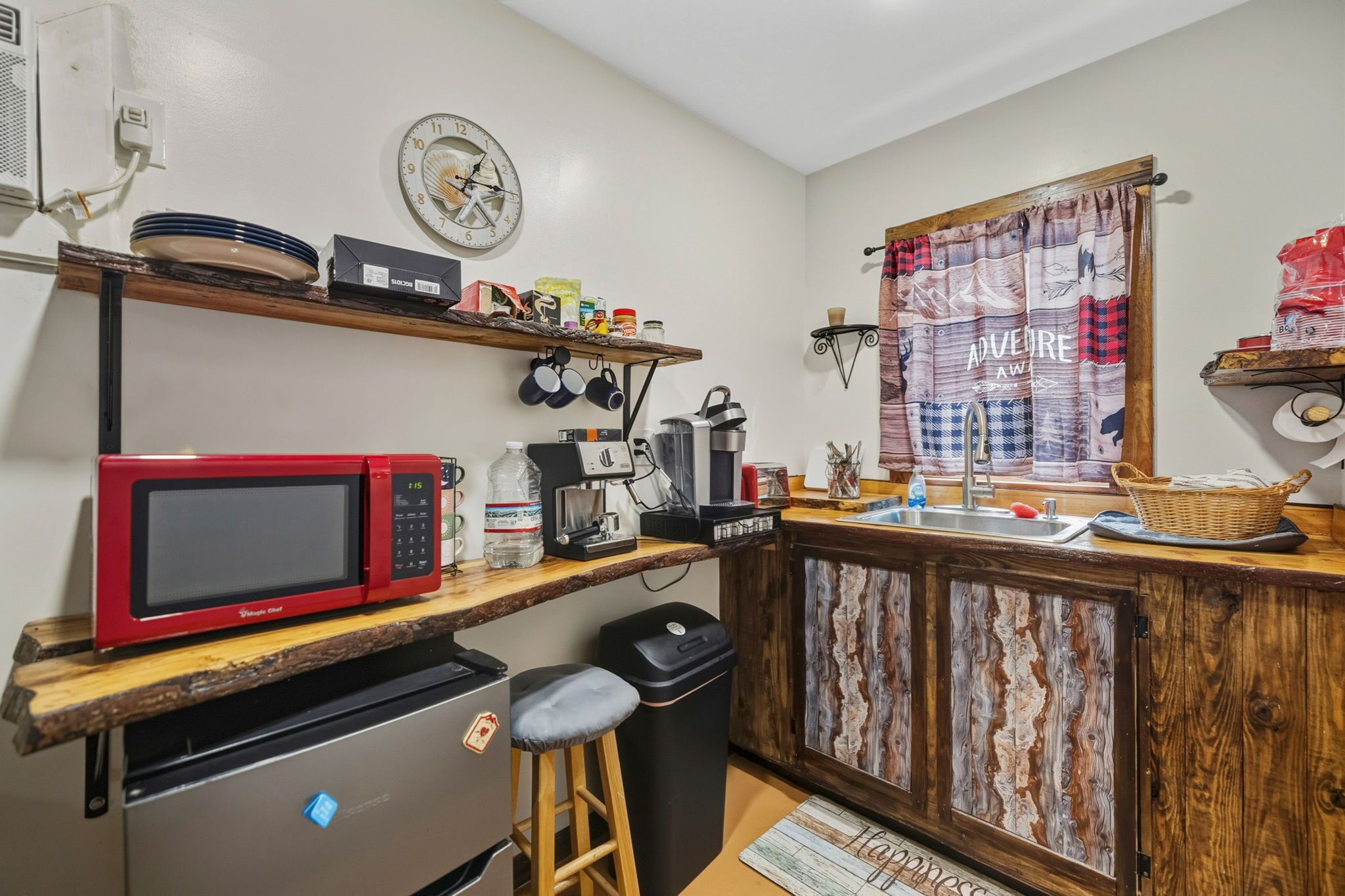 Kylskåp, mikrovågsugn, spishäll och kaffe- och tebryggare