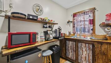 Kylskåp, mikrovågsugn, spishäll och kaffe- och tebryggare