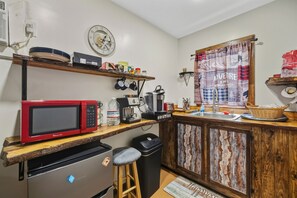 Private kitchen - Cindy's 1-bed Cabin Fire pit 5 min to sister springs (Crystal River)