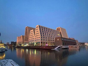 Een modern gebouw met een opvallend architectuur, gelegen aan het water.