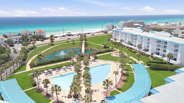 Et resort med pool i centrum, en strand og havudsigt.