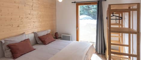3 habitaciones, tabla de planchar con plancha, wifi y ropa de cama