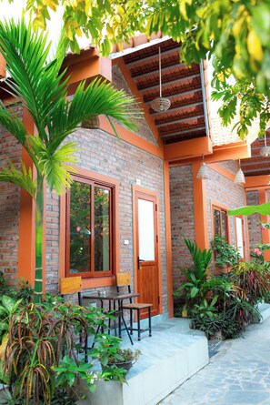 Basic Room, Courtyard View | Outdoor dining - HB APARTMENT LANG (Hoa Lư)