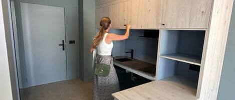 Una habitación con un mueble de madera empotrado, un lavamanos y una encimera.