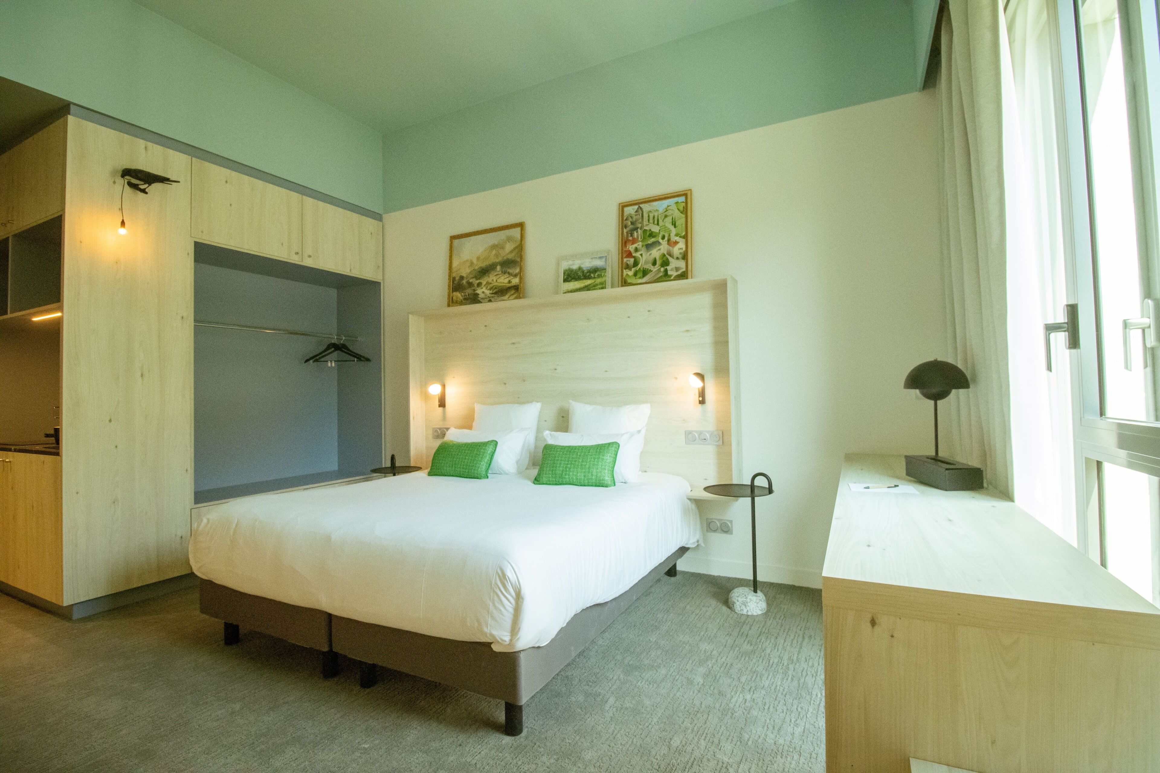 Studio | In-room safe, desk, laptop workspace, soundproofing