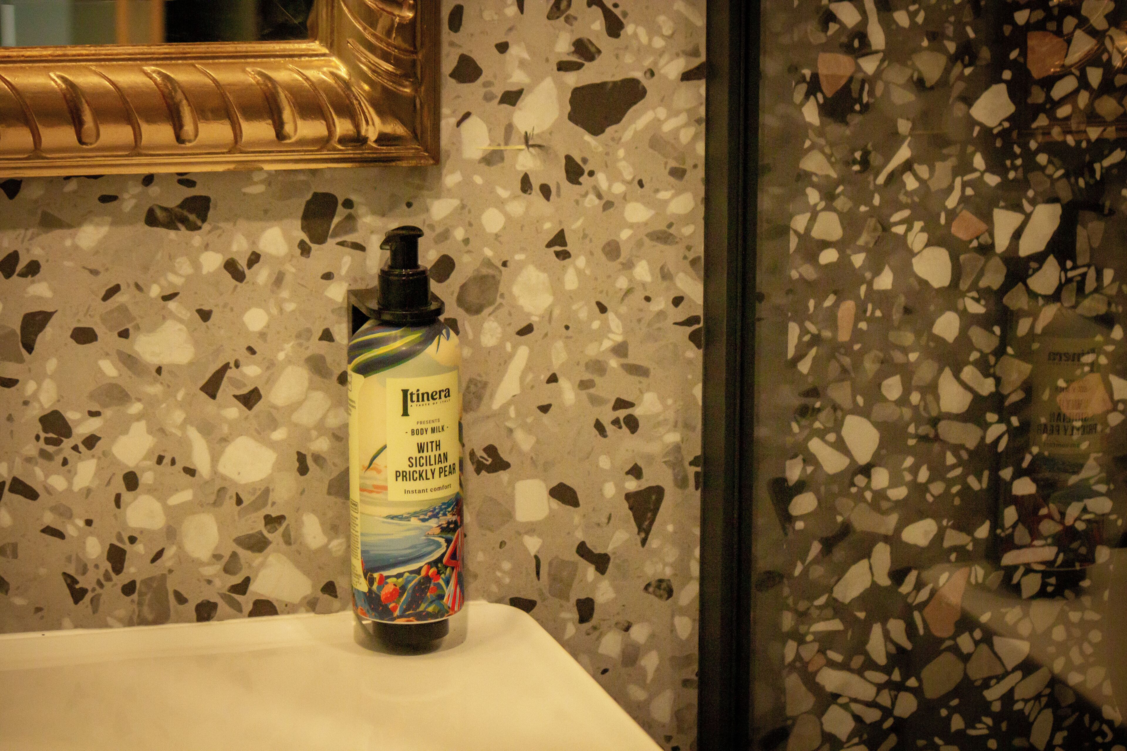 Ducha, artículos de higiene personal ecológicos y secador de pelo