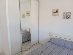 A bedroom with a bed, a mirror, and two wall art pieces. - Villa Cailar: Comfort, Sun and Escape between Nîmes and Montpellier (Le Cailar)