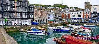Bright Coastal Chalet Near Dartmouth | Sleeps 4