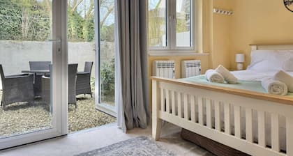 One bed Character Cottage with Parking and Garden