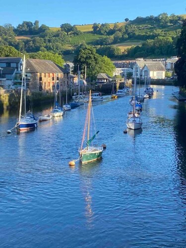 Stylish One Bed Totnes Retreat with Free Parking