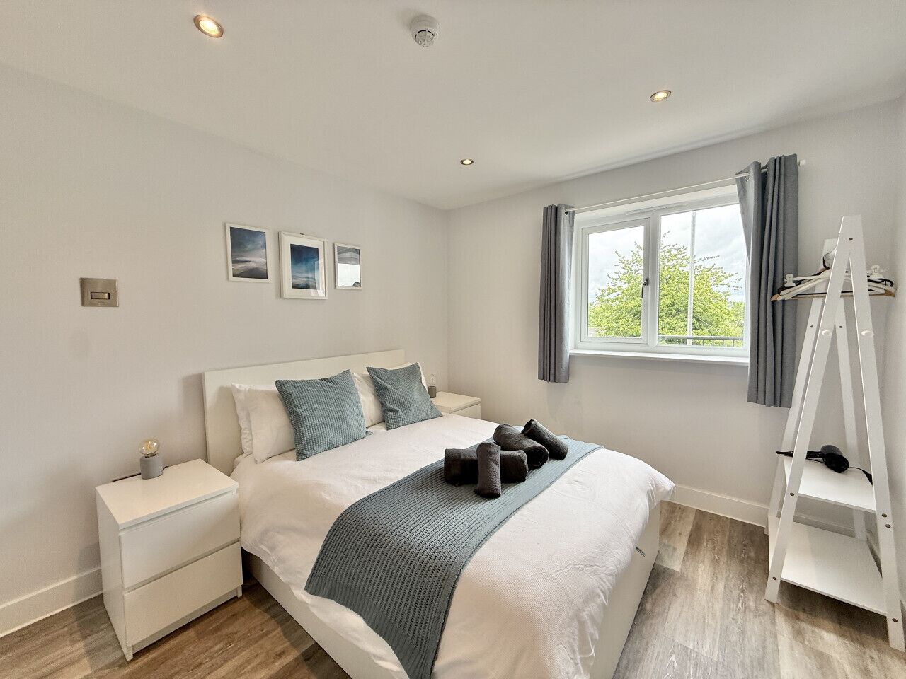 Desk, iron/ironing board, WiFi, bed sheets