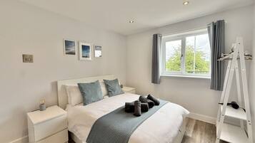 Desk, iron/ironing board, WiFi, bed sheets