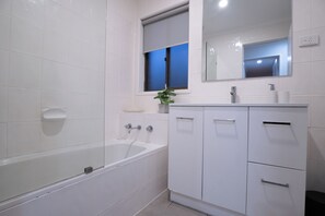 Bathroom - Pet-Friendly Family Home in Tullamarine - Perfect for Long Term Stays | Sleeps 6 (Tullamarine)