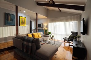 Living area - Pet-Friendly Family Home in Tullamarine - Perfect for Long Term Stays | Sleeps 6 (Tullamarine)