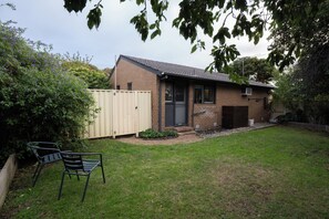 Exterior - Pet-Friendly Family Home in Tullamarine - Perfect for Long Term Stays | Sleeps 6 (Tullamarine)