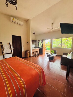Classic Room, 1 King Bed, Balcony - Villas victoria mirador (Ixtapa)
