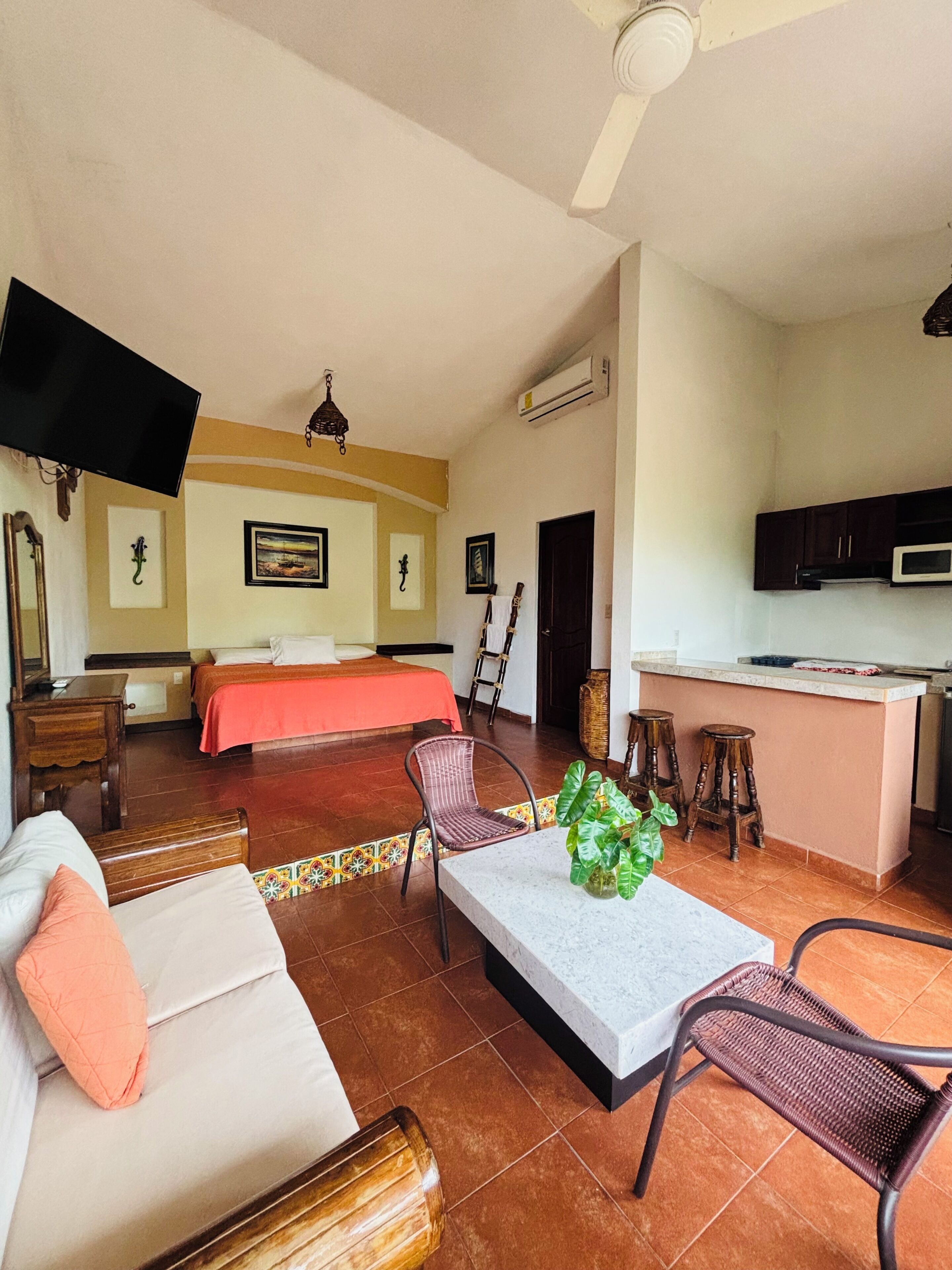 Classic Room, 1 King Bed, Balcony