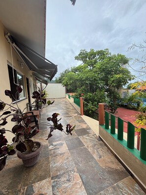 经典客房, 1 张特大床, 阳台 | 露台