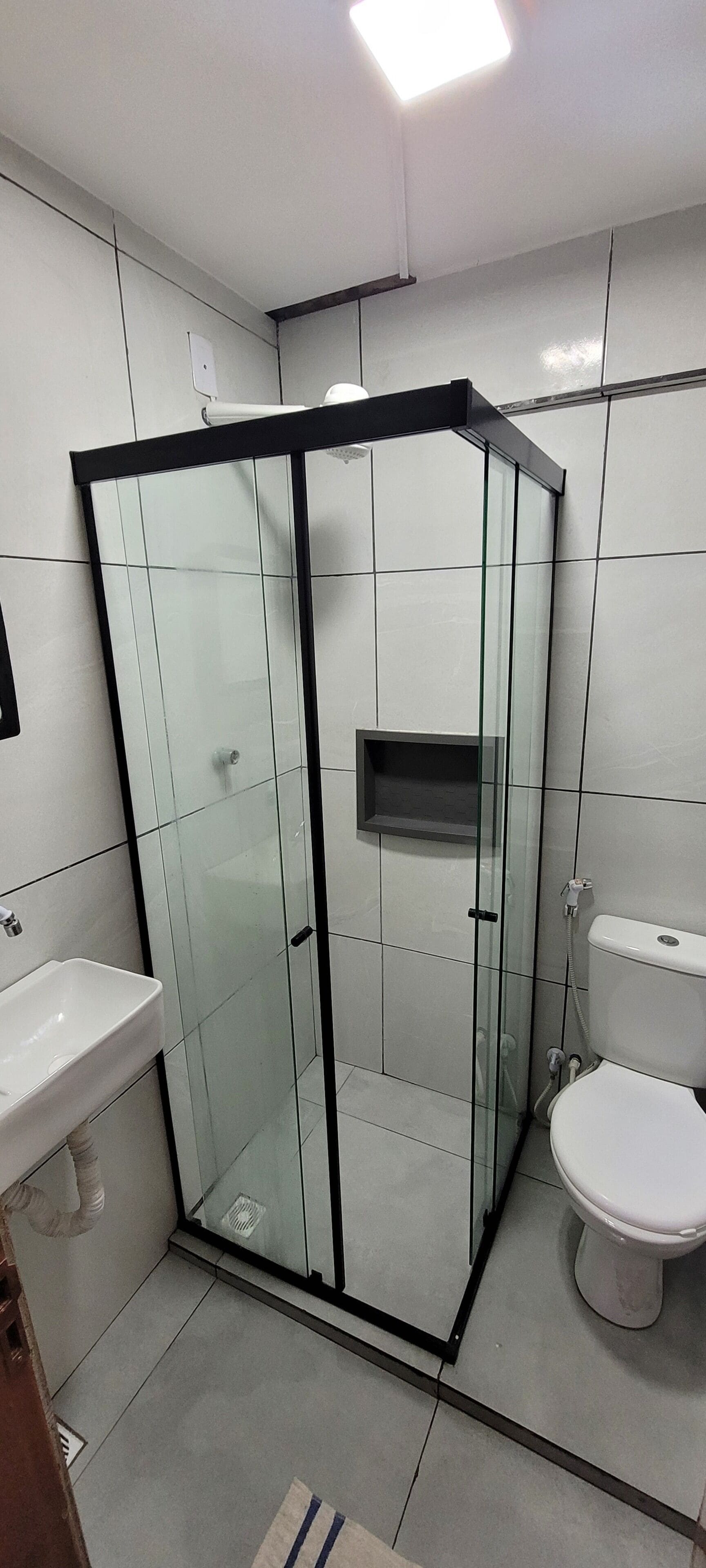 Classic-Doppelzimmer | Badezimmer | Dusche, Handtücher, Toilettenpapier