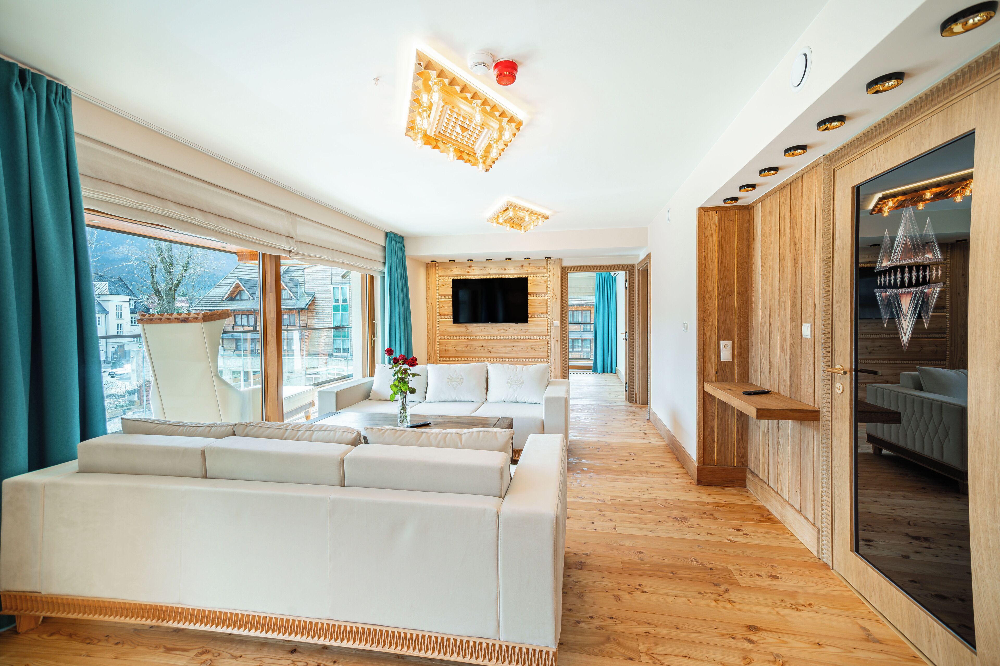 Ropa de cama de alta calidad, cubrecamas y minibar 