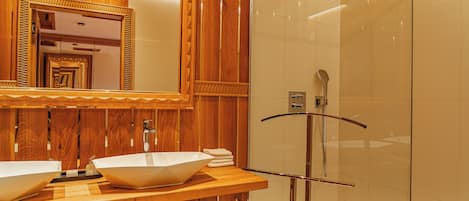 Comfort Studio, Non Smoking, Mountain View | Bathroom | Designer toiletries, hair dryer, bathrobes, slippers