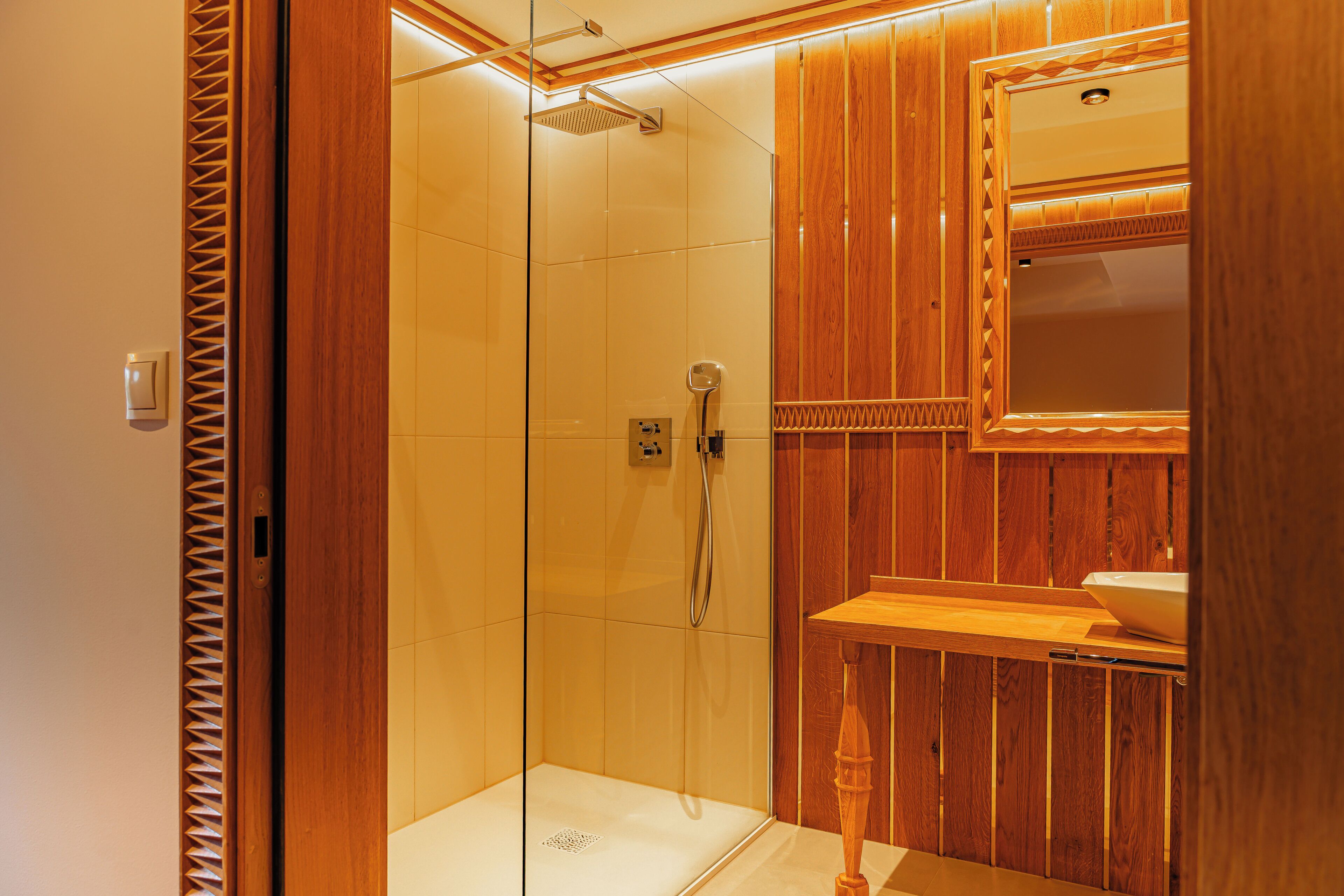 Appartement Confort, non-fumeurs, vue montagne | Salle de bain | Douche, douche à « effet pluie », articles de toilette de luxe