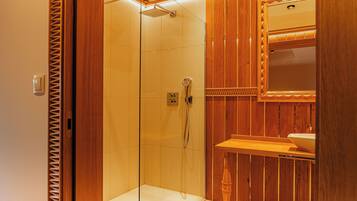 Appartement Confort, non-fumeurs, vue montagne | Salle de bain | Douche, douche à « effet pluie », articles de toilette de luxe