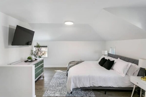 3 bedrooms, desk, iron/ironing board, travel crib