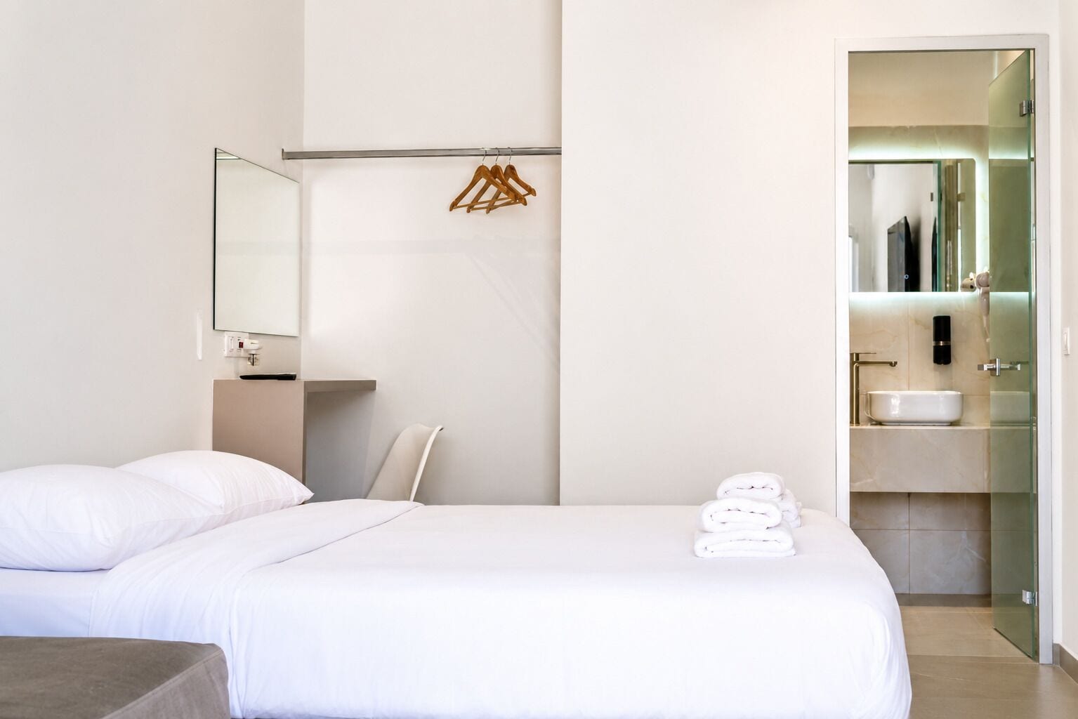 Luxury Studio, Garden View | Desk, WiFi (free)