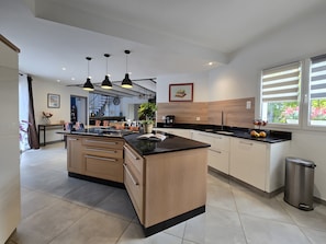 Fridge, microwave, oven, stovetop - Villa 'Superbe  Avec Piscine' with Private Pool, Wi-Fi and Air Conditioning (Bras)