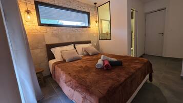 5 habitaciones, tabla de planchar con plancha, wifi y ropa de cama