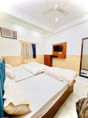 Deluxe Double Room | Desk, laptop workspace, blackout curtains, soundproofing - Hotel Vrinda Nikunj Dham (Vrindavan)