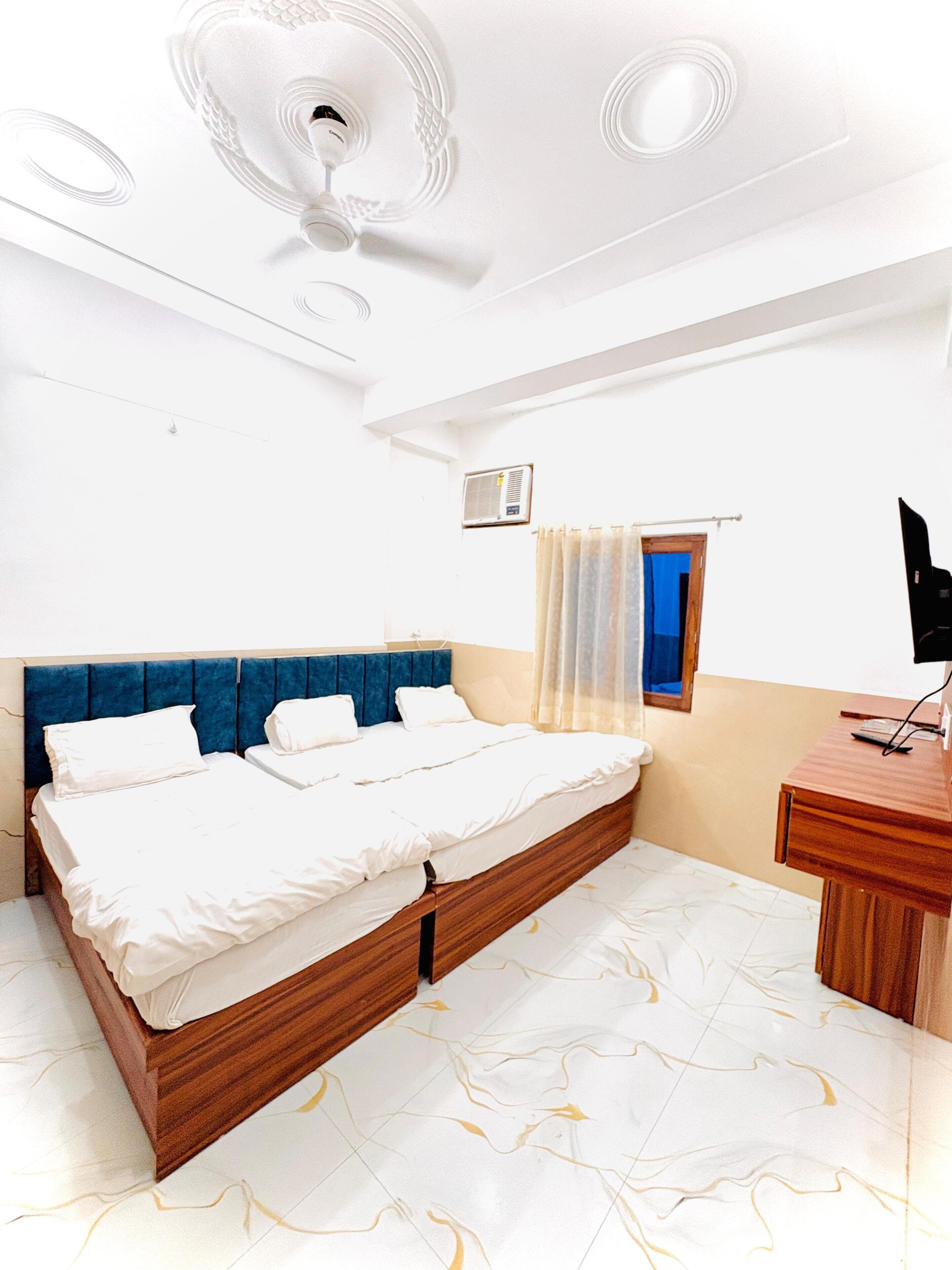 Habitación triple familiar | Escritorio, espacio para trabajar con un portátil, cortinas opacas