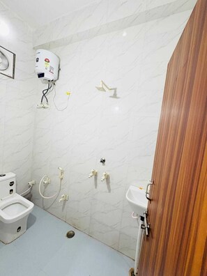 Deluxe Double Room | Bathroom | Shower, slippers, towels, soap - Hotel Vrinda Nikunj Dham (Vrindavan)