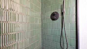 Combined shower/tub, deep soaking tub, towels