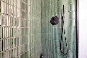 Combined shower/tub, deep soaking tub, towels