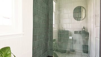 Combined shower/tub, deep soaking tub, towels