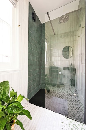Ensemble baignoire-douche, baignoire profonde, serviettes fournies
