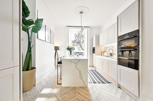 2 Bed Chelsea Townhouse Sleeps 5 - Pet Friendly