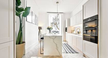 2 Bed Chelsea Townhouse Sleeps 5 - Pet Friendly