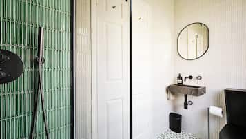 Combined shower/bathtub, deep-soaking bathtub, towels