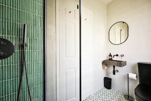 Ensemble baignoire-douche, baignoire profonde, serviettes fournies