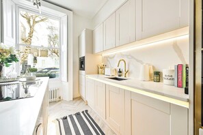 Réfrigérateur, four à micro-ondes, un four, surface de cuisson