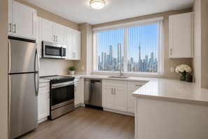 Economy Room | Private kitchen | Fridge, microwave, oven, stovetop - Noma Urban Suites (Toronto)