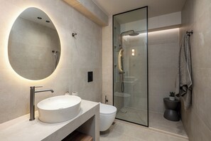 Family Loft With Two Bedrooms | Banheiro | Chuveiro, chuveiro com efeito de chuva, produtos de toalete grátis 