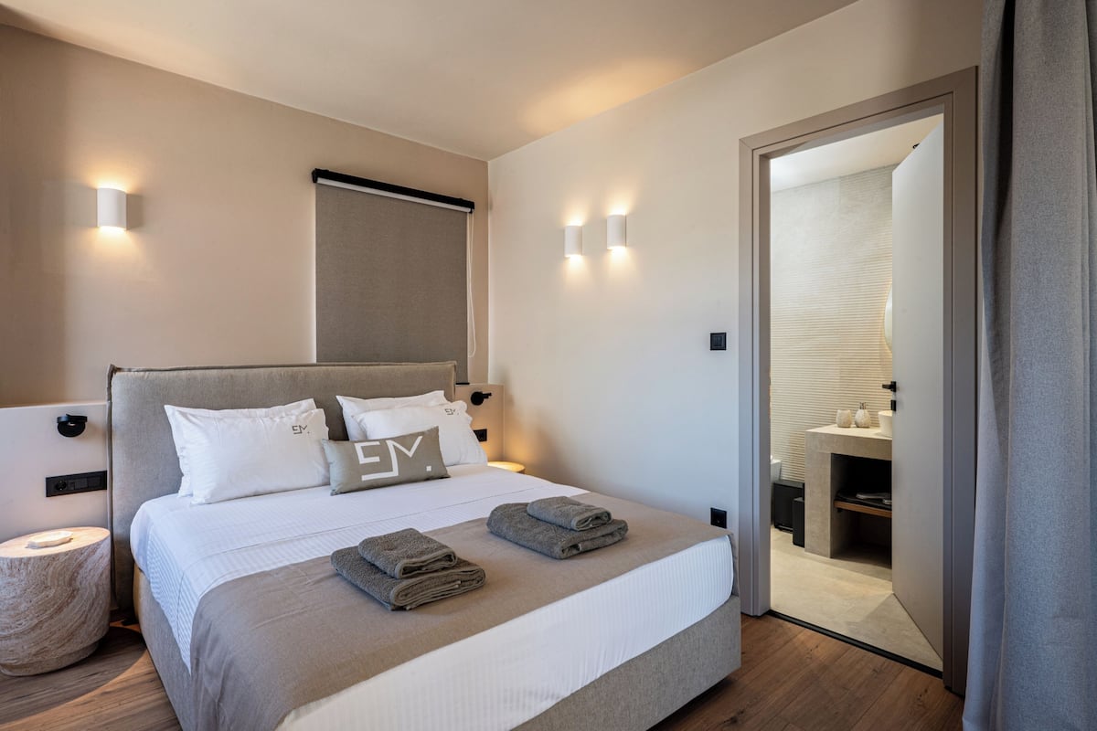 Split-Level Suite With One Bedroom | 遮光窗帘、熨斗/熨衣板、免费婴儿床、旅行婴儿床