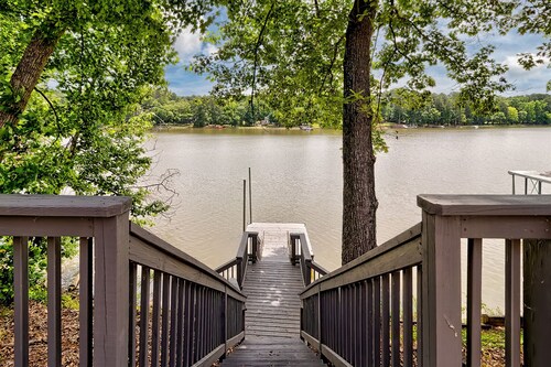 1 bedroom, 1 bathroom Guest Cabin w/ panoramic views, beach, dock